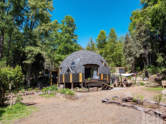 Pareja de europeos sortea parcela sustentable en Pucón