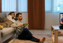 ¿Cuál es la postura correcta para ver televisión? Claves para evitar dolores y molestias