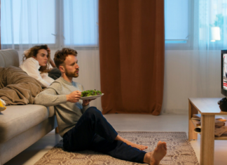 ¿Cuál es la postura correcta para ver televisión? Claves para evitar dolores y molestias