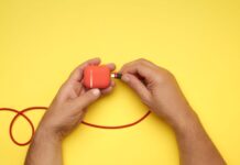 Errores comunes que acortan la vida útil de tus audífonos