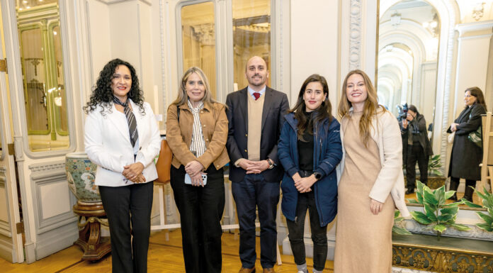 Valentina Correa presentó su libro Duelo por Encargo